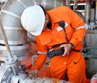 ENEL X - Trabajador realizando el servicio de análisis de aceite